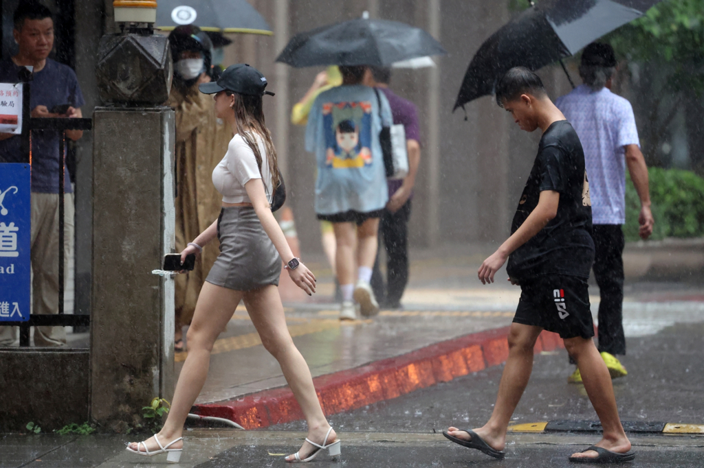 炎熱攻防戰：台灣天氣再創高溫新高，雷雨擾動周遭地區