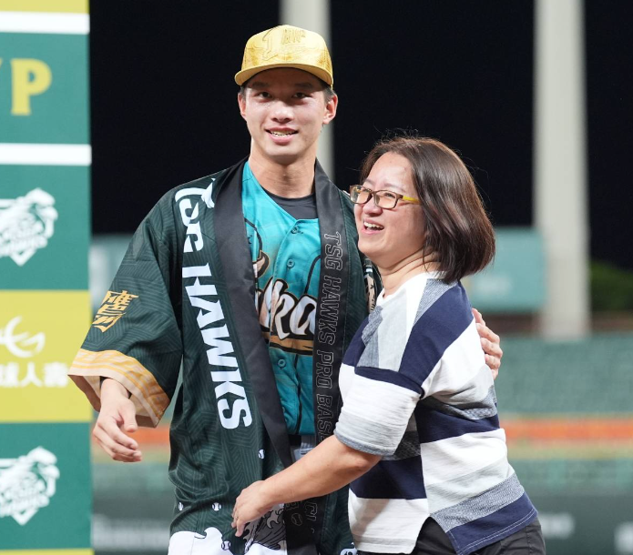 曾子祐生涯首次獲MVP！台鋼雄鷹3比2擊敗味全龍，王柏傑精彩初登板表現！