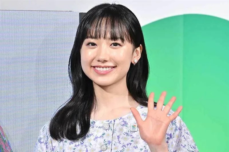 蘆田愛菜20歲成人禮驚艷亮相，從天才童星到精緻女神的華麗轉變