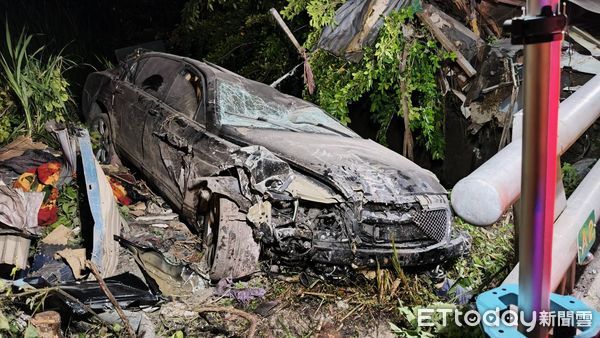 黑色賓利車禍現場：陳姓工廠老闆遭撞橋墩身亡，車內發現海洛因