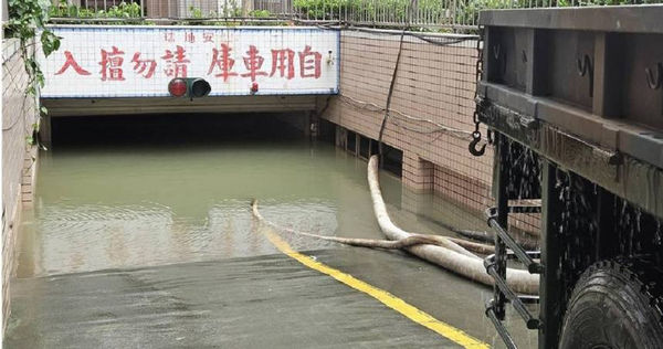 颱風凱米重創高雄！日安大樓地下停車場變「水池」，800輛車泡水引住戶怒火