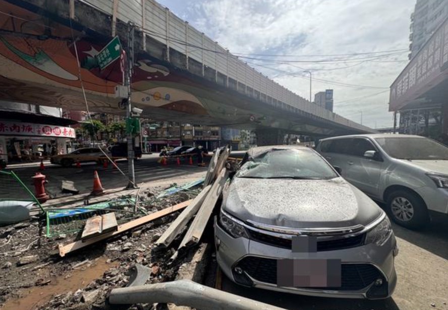 三重忠孝橋驚傳鋼樑墜落事故：聯結車失控，鋼樑重創護欄卻幸無人傷亡