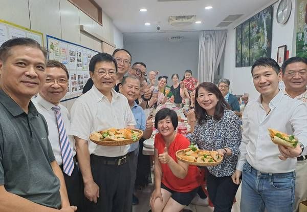 桃園新住民協會烤肉派對熱鬧非凡，立委品嘗越式法國麵包讚不絕口