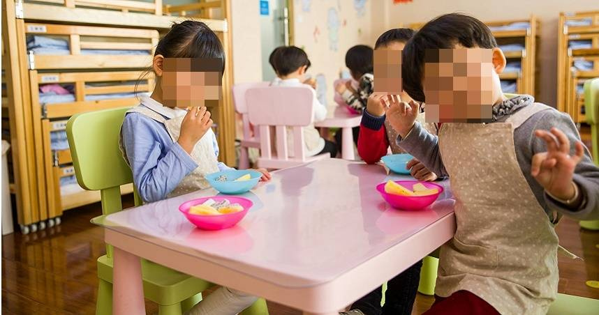 幼兒園惡劣處罰曝光！全班因飯粒遭罰站，家長怒批「老師拿孩子當兵訓」