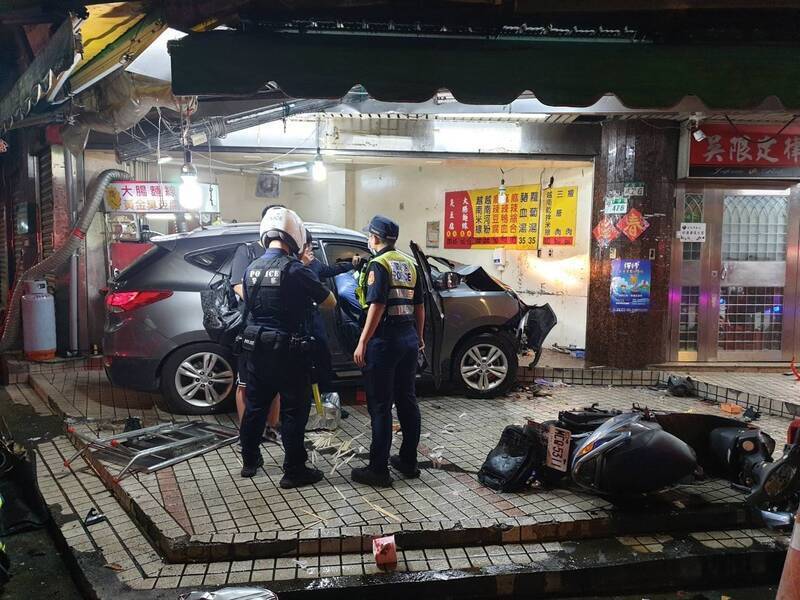 台北市內湖區昨晚6時許發生一起重大車禍，轎車撞進騎樓麵線攤，導致3死2傷。（記者鄭景議翻攝）