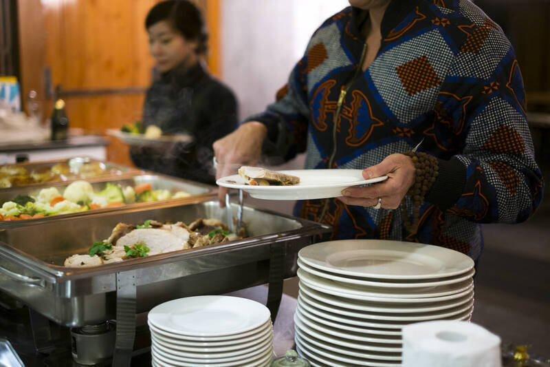 營養師表示，外食料理多有高油、太鹹之問題，建議以烹調方式選擇食物；圖為情境照。（圖取自photoAC）