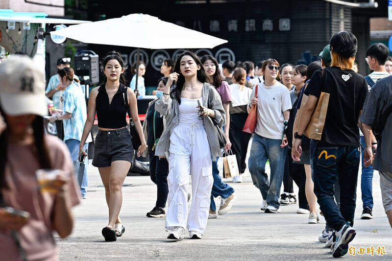 氣象署指出，今天（18日）水氣偏少，台灣各地及澎湖、金門、馬祖大多為多雲到晴，基隆北海岸、大台北山區、東北部、東南部地區及恆春半島偶有零星短暫陣雨，午後雷陣雨侷限在各地山區並且較為零星。（資料照）