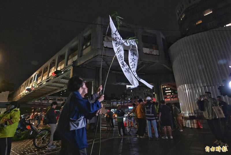 掰了城市記憶！台北和平新生天橋漏夜拆 民團哀喊「過橋喔」