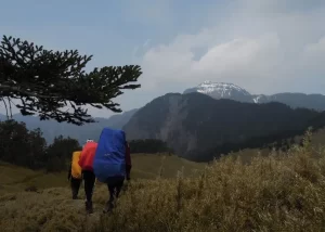 追雪前必讀！高山症與雪盲症的防護要點，保暖與眼睛保護不可忽視