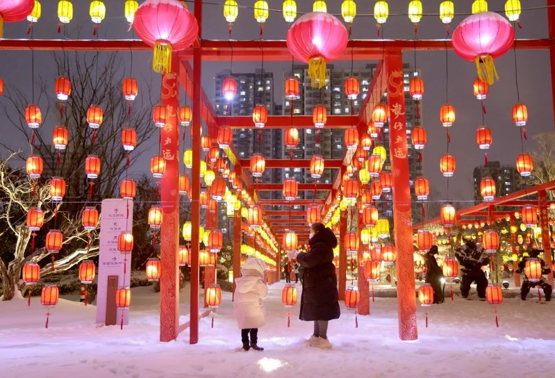 圖為大陸山東省臨沂市民眾踏雪賞燈。