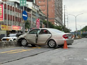 【三峽車禍】78歲駕駛闖紅燈衝撞學童釀3死12傷　12歲女學生搶救成功仍命懸一線