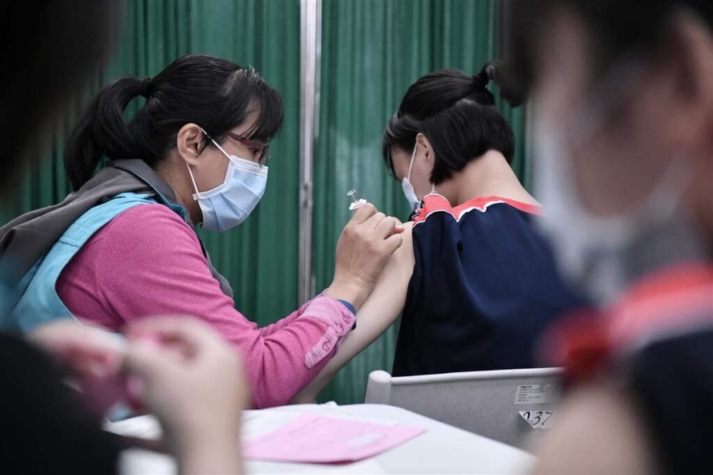 台灣9月起國中男生也能免費打HPV疫苗！預計18萬人受惠、預算近5億