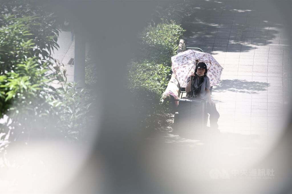 西南風來襲！全台高溫飆36度 南部、大台中山區防大雨、強風注意安全