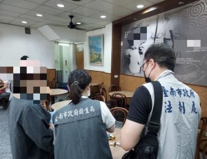 台南周氏蝦捲爆食安危機！吃剩油豆腐竟回鍋　衛生局查出4大缺失