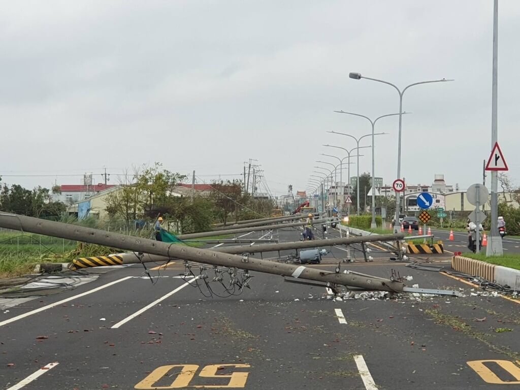 丹娜絲重創嘉南！2454支電桿倒塌創新高　台電全台總動員搶修中