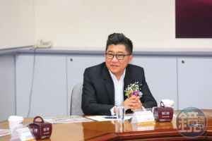 富商王明正與前主播林青逸「互動太親密」惹議！訓犬學苑驚曝：她還叫他「我先生」