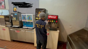 蓁伙烤爆衛生危機！用餐等1小時、缺貨又蟑螂　店家坦承影片屬實