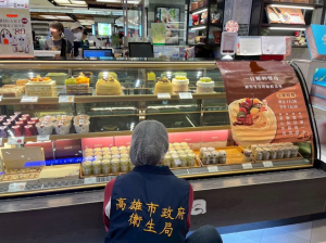 高雄歐貝拉西點驚傳活蟑螂混入蛋糕！店家、衛生局雙方回應曝光