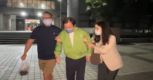 鍾嘉村被控灌水工程款3.5億！2.2億交保成功　消瘦現身戴電子腳鐐