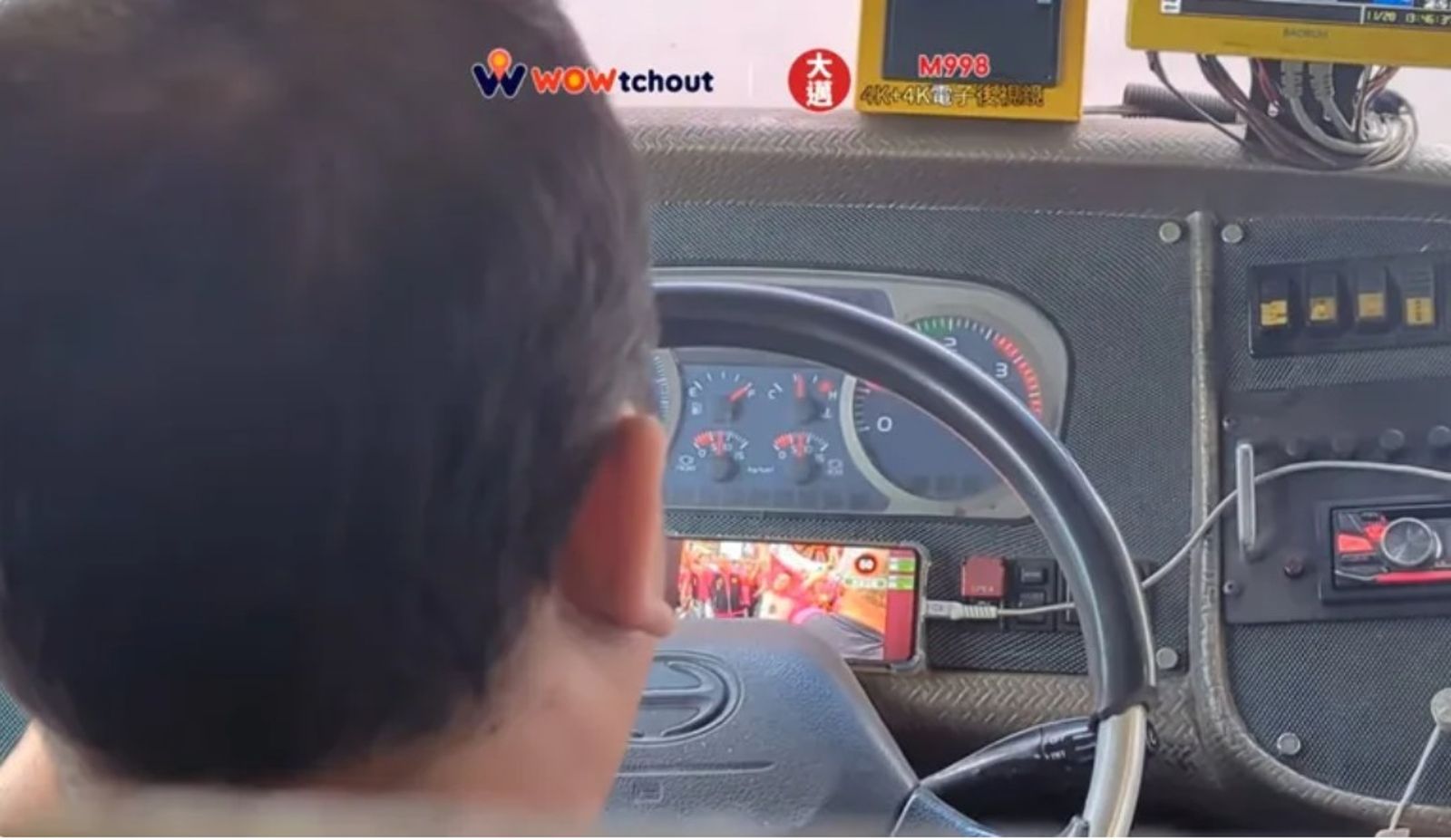 屏東客運司機邊開車邊看媽祖遶境影片!手機卡方向盤「嗑片」 警方:從嚴認定重罰