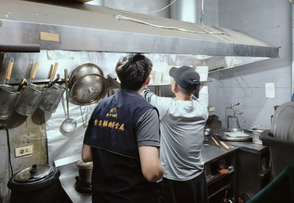 五花馬再爆食安爭議 捲餅藏蟑螂 市府出手稽查