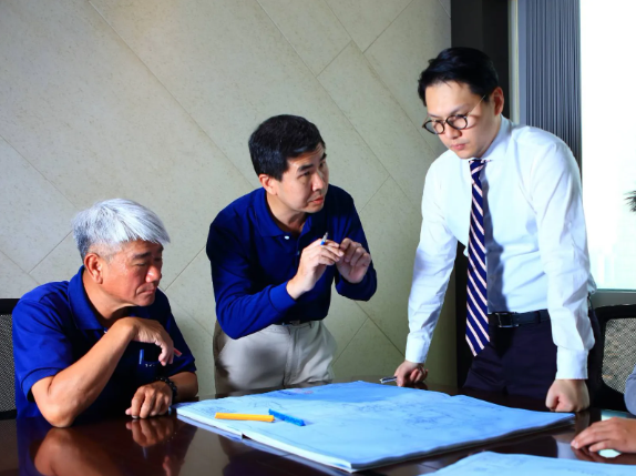 涉光電弊案宣布退休　鍾嘉村卸下三地集團經營權　交棒兒子鍾育霖