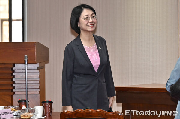 翁曉玲提案：貪污 5 萬以下不罰？法界轟「天兵立法」：以後公務員都收 49999 就好