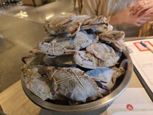 旭集、遠東Café螃蟹為何鎘超標？北市公布水產不合格名單　業者怎麼回應？