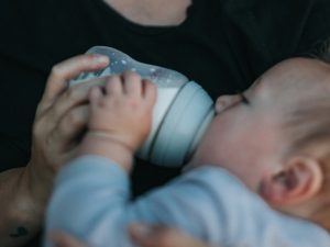 嬰兒奶粉出包了？法國乳業龍頭 Picot 驚爆含毒素，台灣也在召回名單內