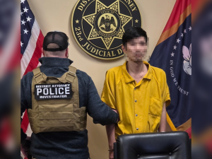 專騙美國老人？台男賴佳涉跨國金融詐騙數百萬美元　在洛杉磯機場落網