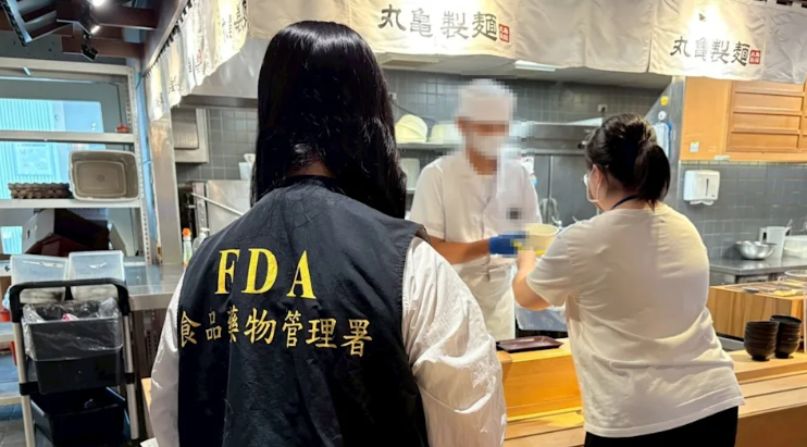 為什麼被罰？食藥署最新稽查曝光　丸龜製麵使用重組肉卻漏標示挨罰 3 萬元