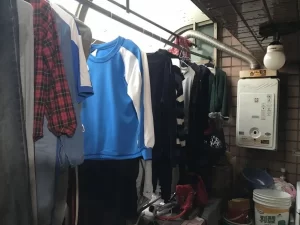 為什麼衣服越洗越臭？一定要曬太陽嗎？日本家事顧問與洗衣專家揭「不外曬也不臭」省時洗衣法