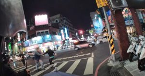 為什麼會在派出所前隨機砍人？台南金華路足療師持刀傷2人　第一視角畫面曝光