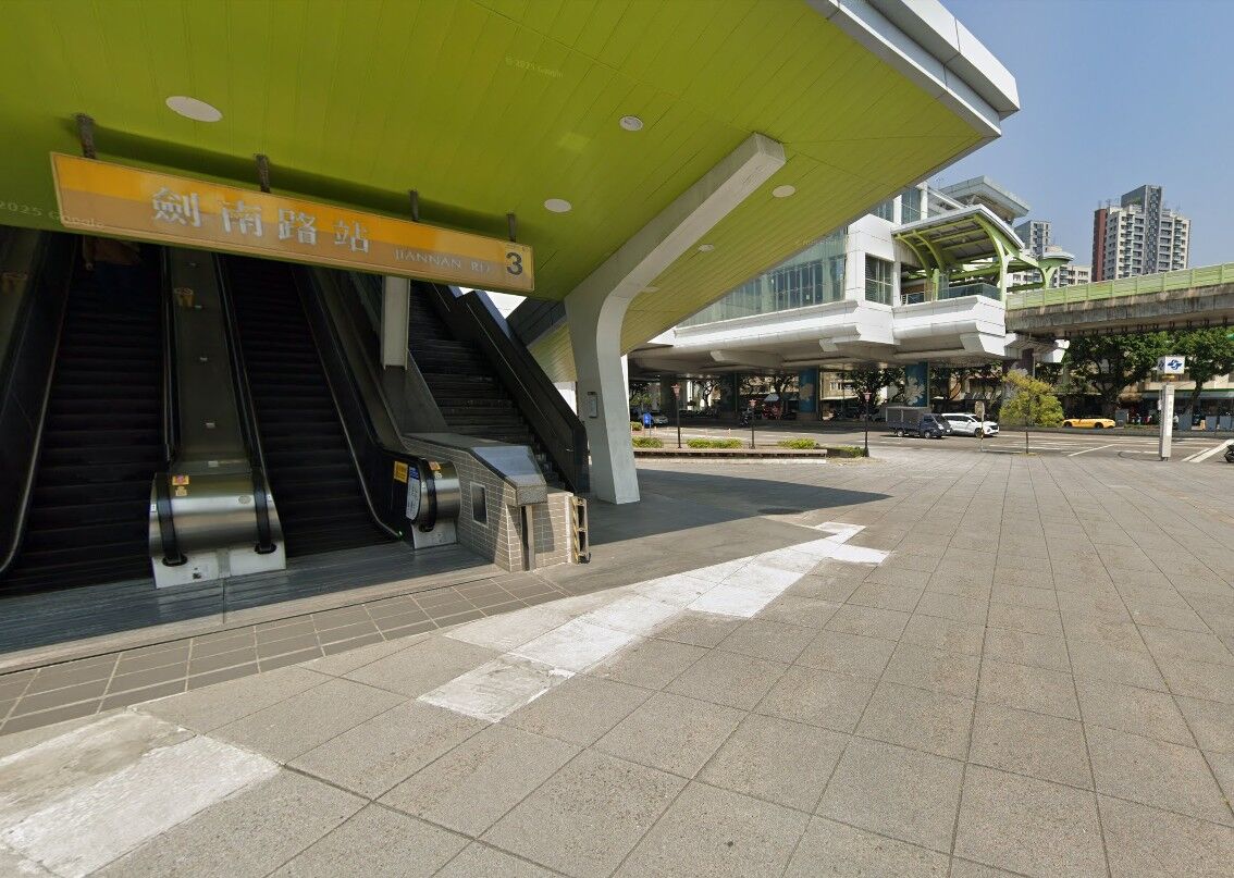 花蓮名店「玉里橋頭臭豆腐」插旗大直惹怒居民，北市環保局出手了！