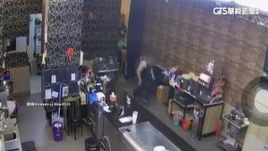 怎麼會嚇成這樣？台南「恬飽味鐵板燒」老闆急迎客跌倒褲滑落　顧客嚇跑又回頭確認