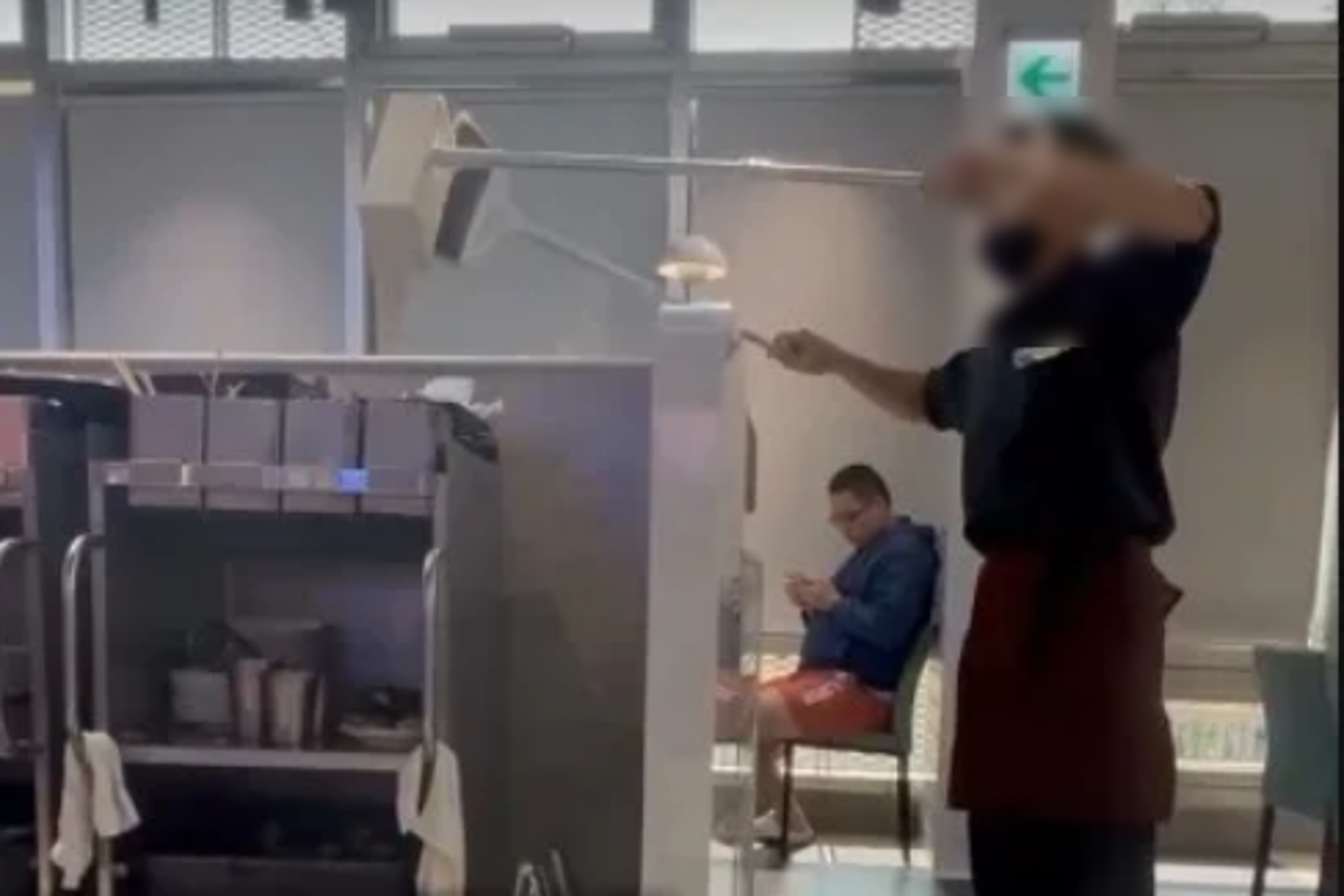 高雄我家牛排旗艦店用餐到一半店員掃地「灰塵加料」畫面曝光 顧客怒喊:打死不再去