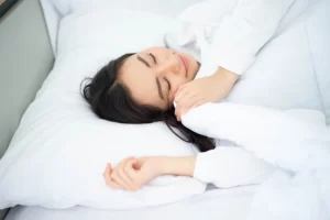 一定要晚上10點睡才健康？醫師揭穿睡眠3大迷思：黃金時段其實不存在