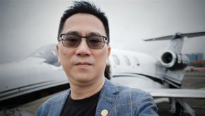 486先生曬松指部搭私人飛機照片恐違法？拍照地點曝光恐被罰15萬　為何一般人能進軍事區引熱議