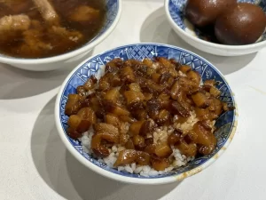 小王煮瓜滷肉飯吃到菸頭？台北市衛生局稽查揪4缺失恐挨罰2億