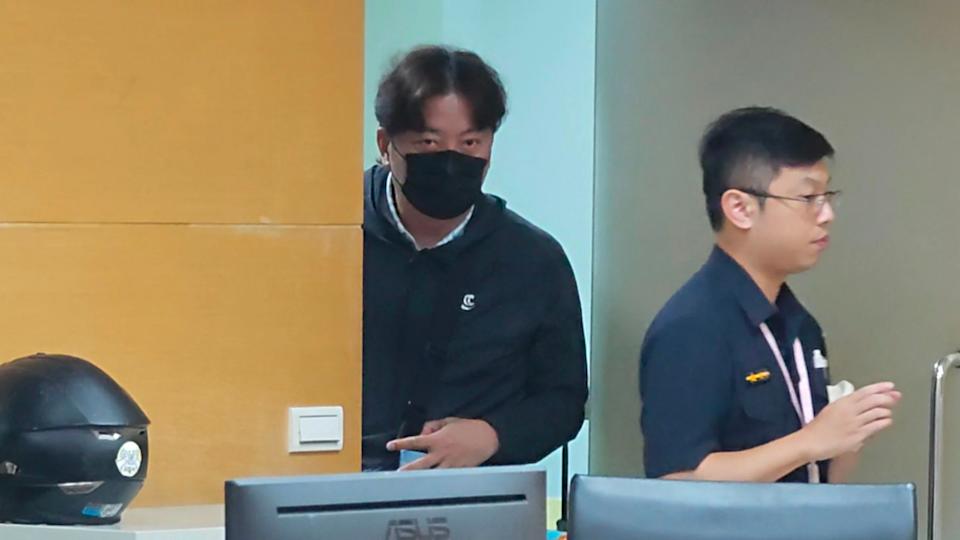 李傅中武涉詐領公費助理費!金額超過千萬凌晨移送北檢!面對媒體全程沉默