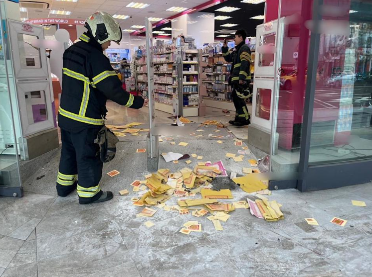 忠孝復興寶雅門口起火？借充電器遭拒竟燒金紙報復　23歲男子被逮