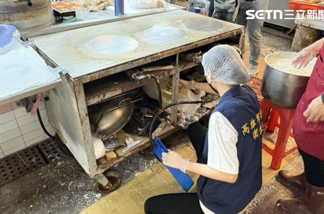 高雄正義市場春捲為何爆140人食物中毒？受害者痛訴跑40次廁所、全身像刀割