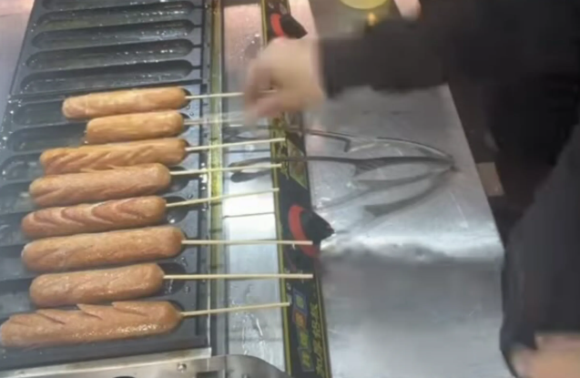 饒河夜市誠實雞澱粉腸怎麼了?未送驗爭議持續延燒,業者道歉宣布暫停營業