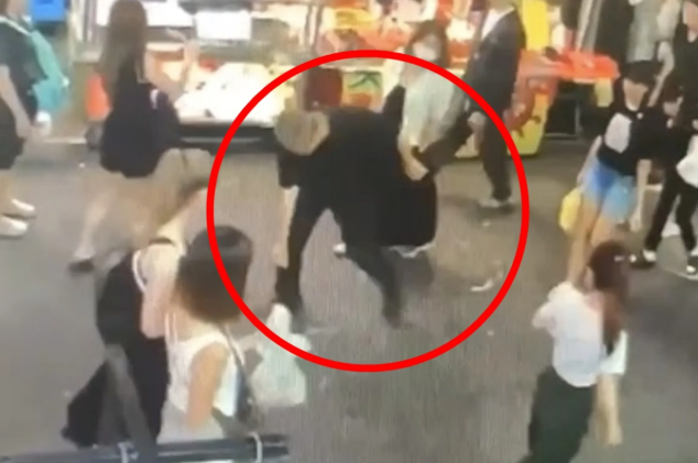 柯文哲掃街突不適？逢甲夜市辣椒水事件大逆轉　分局長誤噴還延遲通報