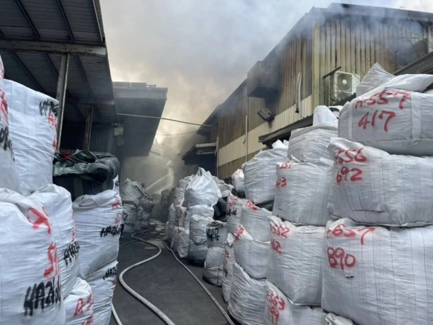 新竹金益鼎工廠為何突發大火？電子回收廠濃煙竄天　消防機器人緊急出動