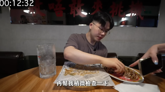 吃貨豪豪挑戰雞翅活動店家被罵翻？酒館要求重啃骨頭，成功完賽還要付低消