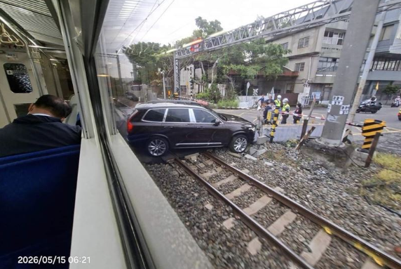 花壇北平交道驚傳小客車闖入？台鐵101次自強號急停，列車倒退調度影響通勤
