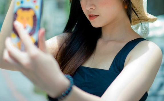 女大生嫁豪門後崩潰？欣西亞爆老夫少妻婚姻內幕：驗身、月給20萬還被要求旁觀學習