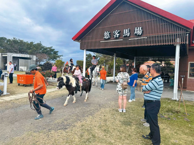 屏東悠客馬場被控虐馬？瘸馬疑遭逼接客溯溪，工讀生爆超時工作、房間沒門鎖