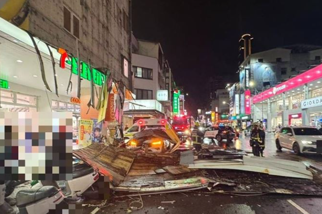 台中公益路招牌突然砸下來？連鎖藥妝店外牆掉落砸中轎車　驚悚瞬間曝光